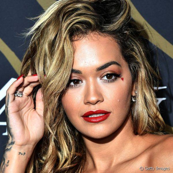 O batom vermelho e a sombra dourada deixaram a maquiagem de Rita Ora mais glamourosa. Confira detalhes! (Foto: Getty Images)
